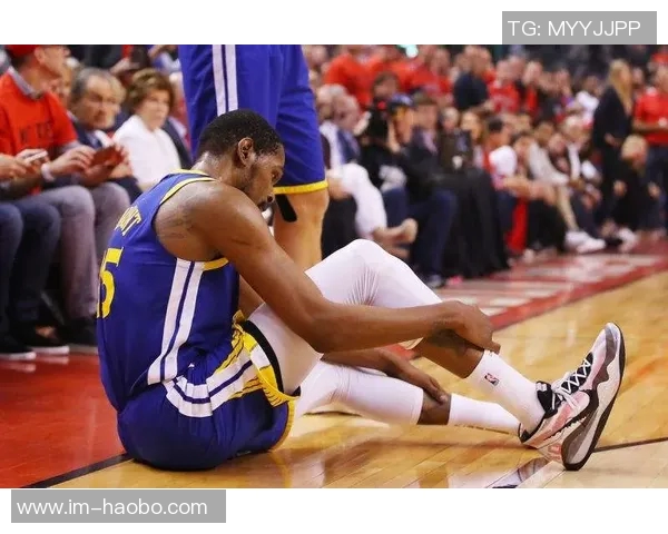 库里目睹队友接连遭遇十字韧带重伤赛季报销心痛不已